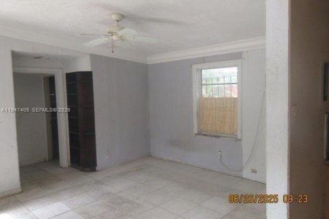 Casa en venta en Miami, Florida, 3 dormitorios, 87.05 m2 № 2003540 - foto 2