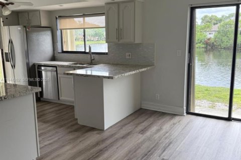 Townhouse in Plantation, Florida 3 bedrooms, 139.35 sq.m. № 2001939 - photo 5