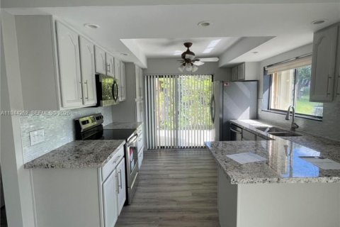 Townhouse in Plantation, Florida 3 bedrooms, 139.35 sq.m. № 2001939 - photo 6