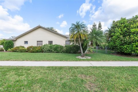 House in Margate, Florida 3 bedrooms, 164.99 sq.m. № 1068356 - photo 1