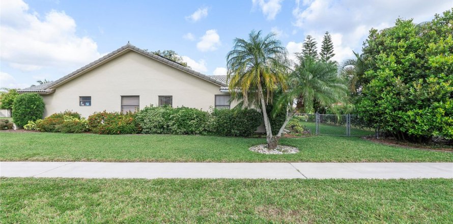 House in Margate, Florida 3 bedrooms, 164.99 sq.m. № 1068356