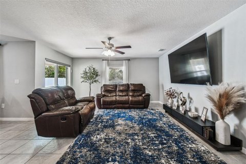 House in Spring Hill, Florida 5 bedrooms, 229 sq.m. № 1915406 - photo 11