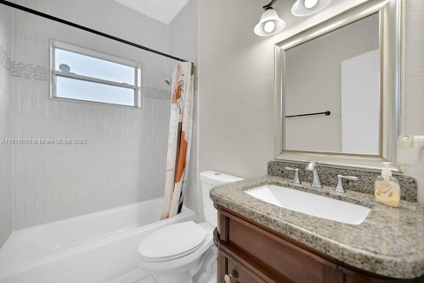 House in Miami Gardens, Florida 4 bedrooms, 174.19 sq.m. № 1776426 - photo 24