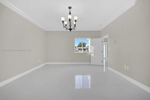 House in Miami Gardens, Florida 4 bedrooms, 174.19 sq.m. № 1776426 - photo 12