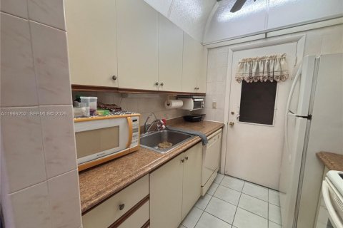 Condominio en venta en Miami, Florida, 1 dormitorio, 63.92 m2 № 2032870 - foto 9