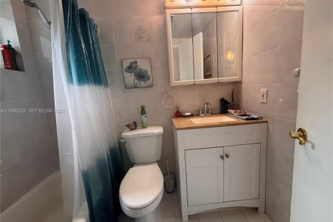 Condominio en venta en Miami, Florida, 1 dormitorio, 63.92 m2 № 2032870 - foto 13