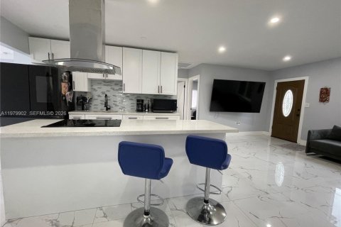 House in North Miami, Florida 3 bedrooms, 117.61 sq.m. № 2049878 - photo 14