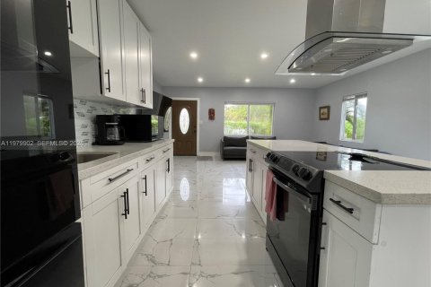 House in North Miami, Florida 3 bedrooms, 117.61 sq.m. № 2049878 - photo 16