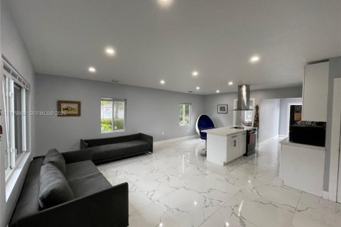 House in North Miami, Florida 3 bedrooms, 117.61 sq.m. № 2049878 - photo 11
