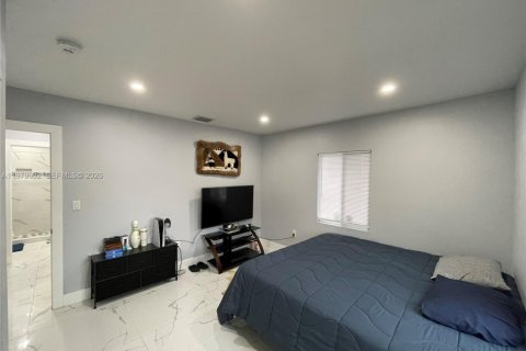 House in North Miami, Florida 3 bedrooms, 117.61 sq.m. № 2049878 - photo 22