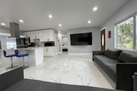 House in North Miami, Florida 3 bedrooms, 117.61 sq.m. № 2049878 - photo 9