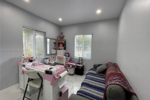 House in North Miami, Florida 3 bedrooms, 117.61 sq.m. № 2049878 - photo 25