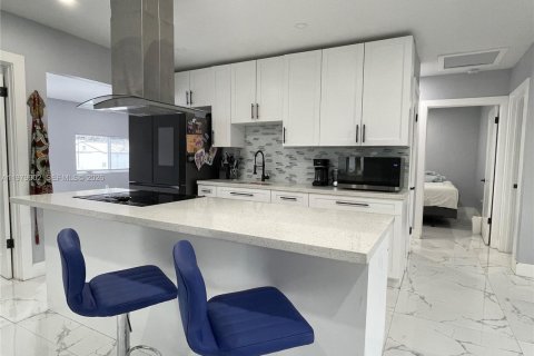 House in North Miami, Florida 3 bedrooms, 117.61 sq.m. № 2049878 - photo 13