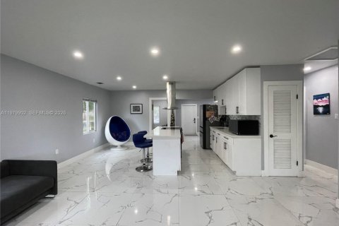House in North Miami, Florida 3 bedrooms, 117.61 sq.m. № 2049878 - photo 8
