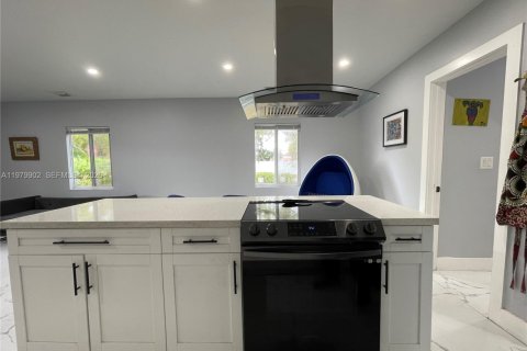 House in North Miami, Florida 3 bedrooms, 117.61 sq.m. № 2049878 - photo 17