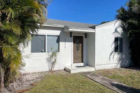 House in North Miami, Florida 3 bedrooms, 117.61 sq.m. № 2049878 - photo 5