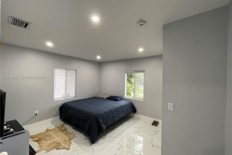 House in North Miami, Florida 3 bedrooms, 117.61 sq.m. № 2049878 - photo 23