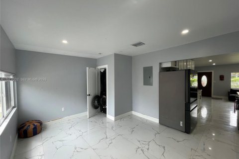 House in North Miami, Florida 3 bedrooms, 117.61 sq.m. № 2049878 - photo 19