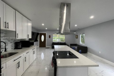 House in North Miami, Florida 3 bedrooms, 117.61 sq.m. № 2049878 - photo 15