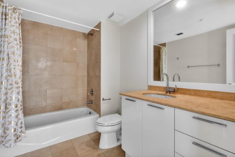 Condo in Sunny Isles Beach, Florida, 2 bedrooms  № 2175730 - photo 19