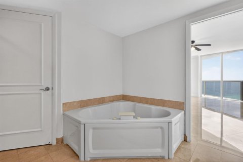 Condo in Sunny Isles Beach, Florida, 2 bedrooms  № 2175730 - photo 16