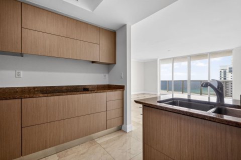 Condo in Sunny Isles Beach, Florida, 2 bedrooms  № 2175730 - photo 11