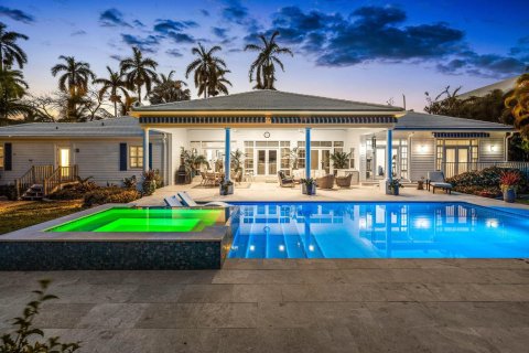 House in Delray Beach, Florida 4 bedrooms, 343.55 sq.m. № 2183944