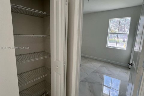 Propiedad comercial en alquiler en Homestead, Florida, 1 dormitorio, 224.08 m2 № 1944676 - foto 5