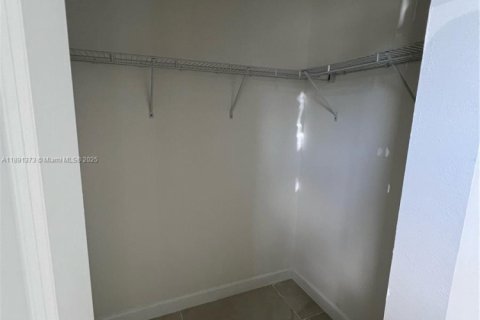 Propiedad comercial en alquiler en Homestead, Florida, 1 dormitorio, 224.08 m2 № 1944676 - foto 3