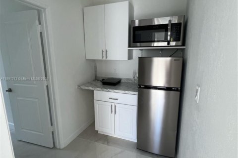 Propiedad comercial en alquiler en Homestead, Florida, 1 dormitorio, 224.08 m2 № 1944676 - foto 1