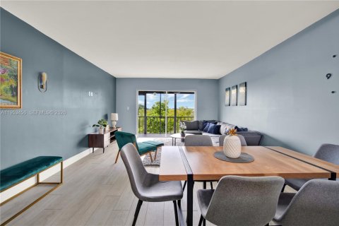 Condo à Hollywood, Floride, 2 chambres  № 2080456