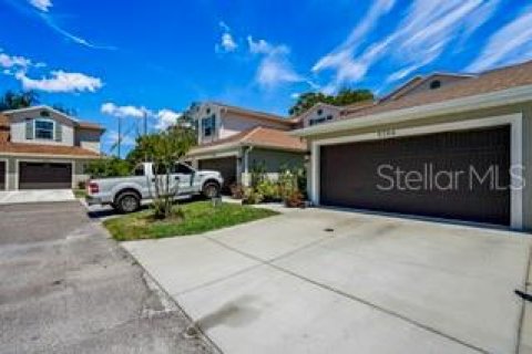 Townhouse in Saint Petersburg, Florida 3 bedrooms, 159.14 sq.m. № 2207453 - photo 2