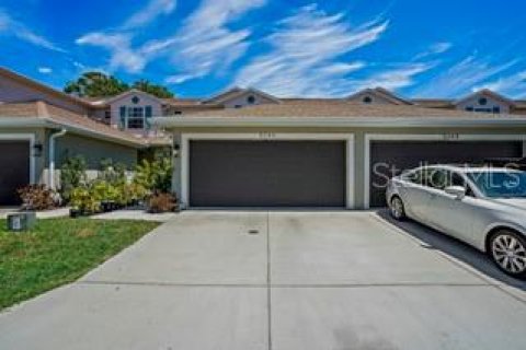 Townhouse in Saint Petersburg, Florida 3 bedrooms, 159.14 sq.m. № 2207453 - photo 3