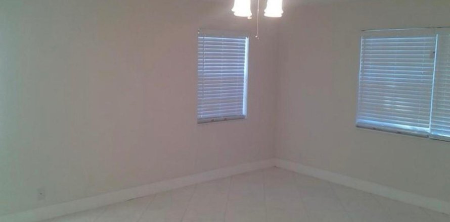 House in Port Charlotte, Florida 4 bedrooms, 236.34 sq.m. № 1176945