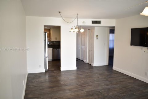 Copropriété à vendre à Sunrise, Floride: 2 chambres, 78.97 m2 № 2062296 - photo 2