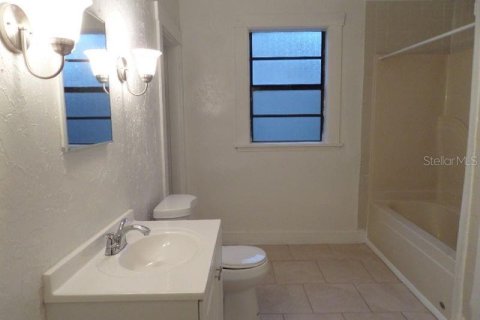 House in Saint Petersburg, Florida 4 bedrooms, 125.79 sq.m. № 1837375 - photo 9