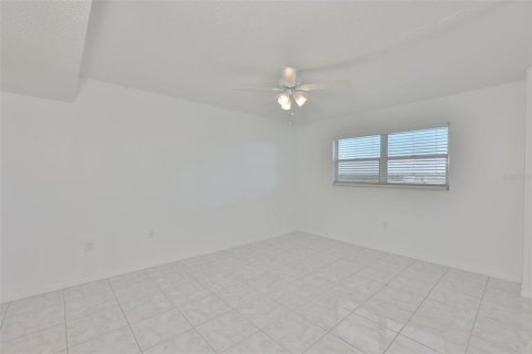 Copropriété à vendre à Gulfport, Floride: 1 chambre, 108.7 m2 № 2151479 - photo 13