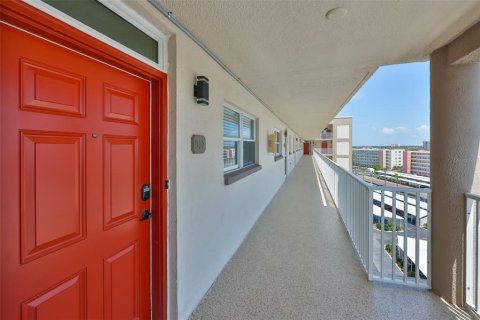 Copropriété à vendre à Gulfport, Floride: 1 chambre, 108.7 m2 № 2151479 - photo 2