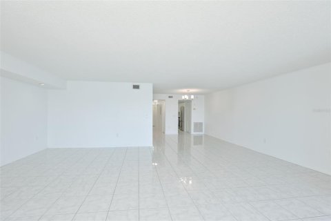 Copropriété à vendre à Gulfport, Floride: 1 chambre, 108.7 m2 № 2151479 - photo 11