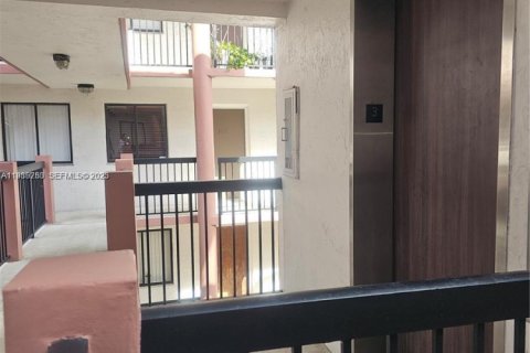 Condominio en Hialeah, Florida, 2 dormitorios  № 2054996