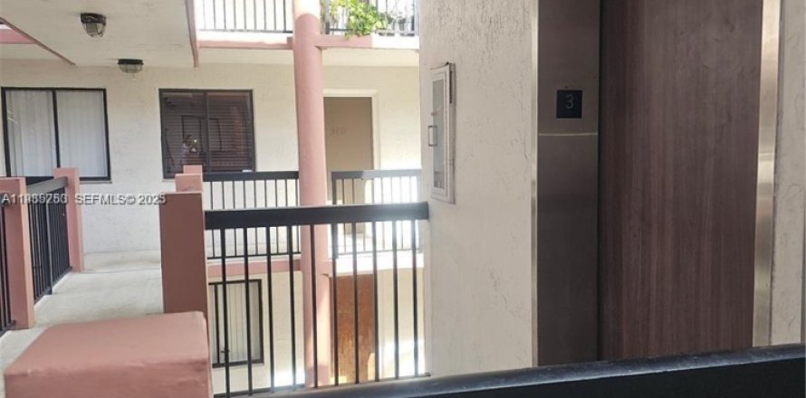 Condominio en Hialeah, Florida, 2 dormitorios  № 2054996