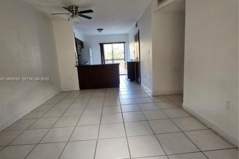 Condominio en alquiler en Hialeah, Florida, 2 dormitorios, 75.44 m2 № 2054996 - foto 7
