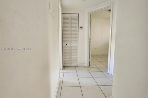 Condominio en alquiler en Hialeah, Florida, 2 dormitorios, 75.44 m2 № 2054996 - foto 6