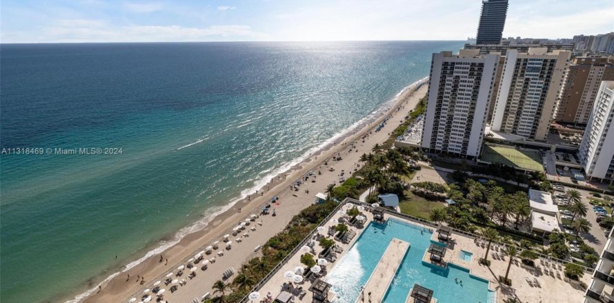 Condo in Hallandale Beach, Florida, 3 bedrooms  № 1448358