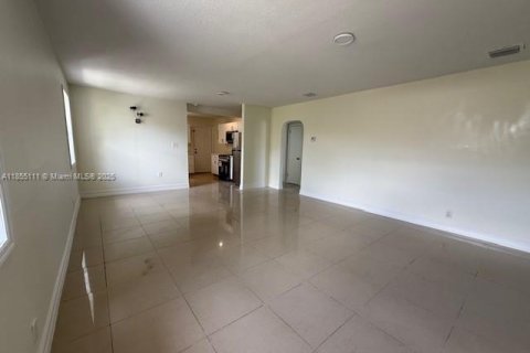 House in Hollywood, Florida 3 bedrooms, 114.46 sq.m. № 1874259 - photo 23