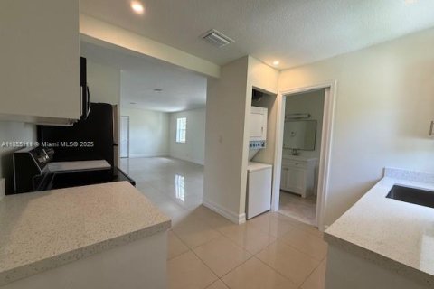 House in Hollywood, Florida 3 bedrooms, 114.46 sq.m. № 1874259 - photo 25