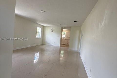 House in Hollywood, Florida 3 bedrooms, 114.46 sq.m. № 1874259 - photo 5