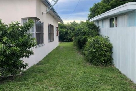 House in Opa-locka, Florida 3 bedrooms, 110 sq.m. № 2044103 - photo 7