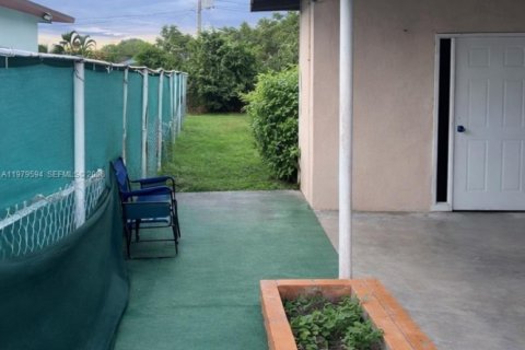 House in Opa-locka, Florida 3 bedrooms, 110 sq.m. № 2044103 - photo 6