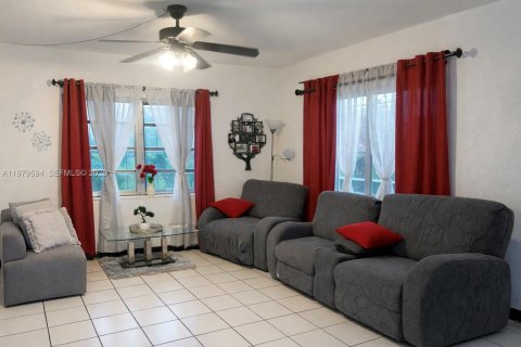 House in Opa-locka, Florida 3 bedrooms, 110 sq.m. № 2044103 - photo 2